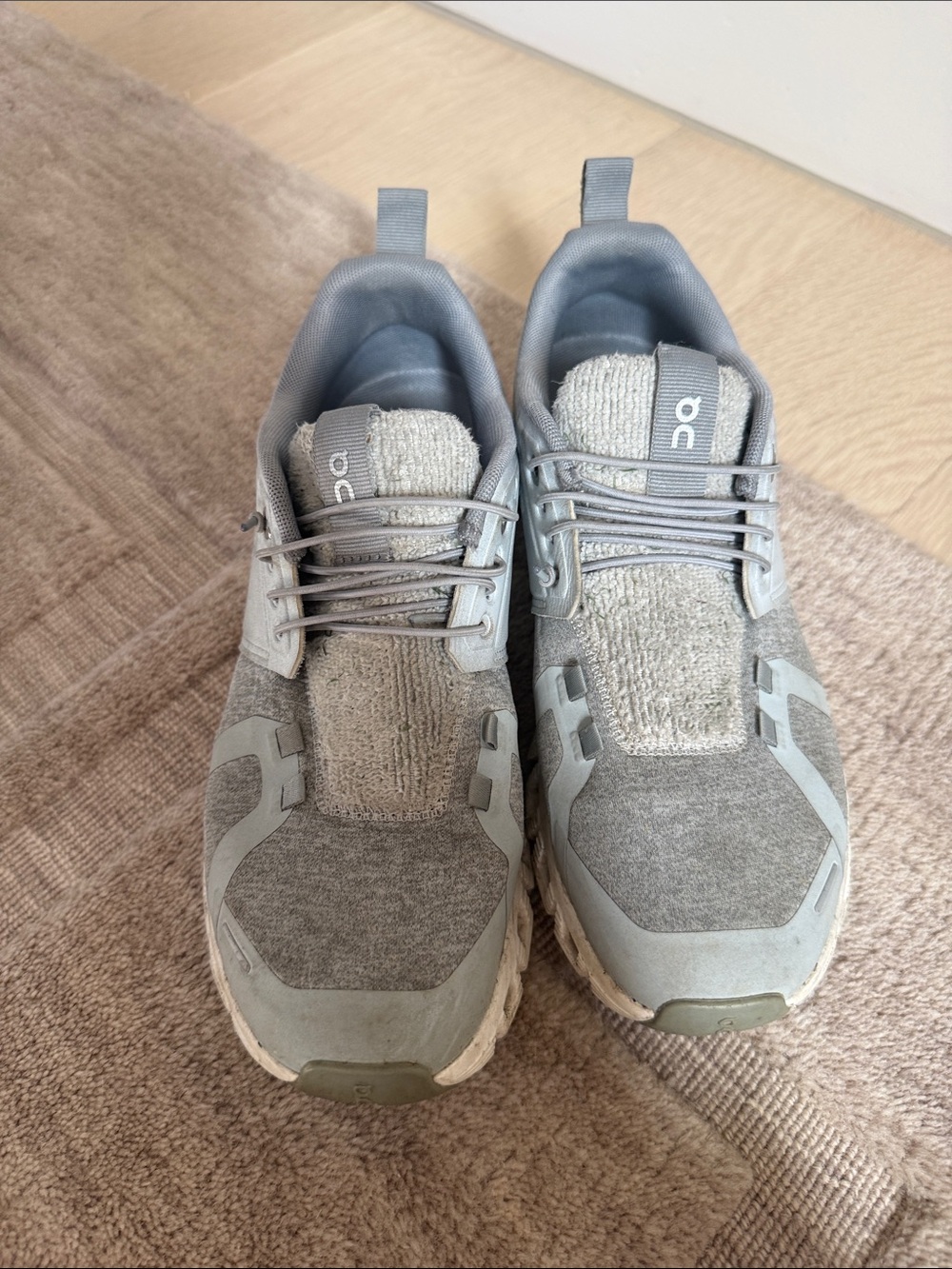 On Running Men’s Light Grey Athletic Cloud-Inspired Sneakers